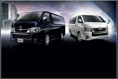 【レンタルポジ入り素材】（左）：特別仕様車スーパーGL“DARK PRIME II”（2WD・2800ディーゼル・標準ボディ）