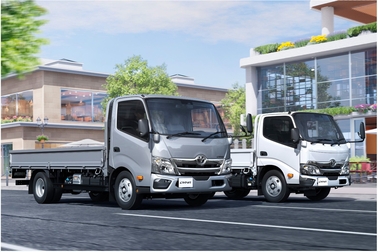 左）ワイドキャブ・2WD・ロングデッキ・フルジャストロー・2.0トン積