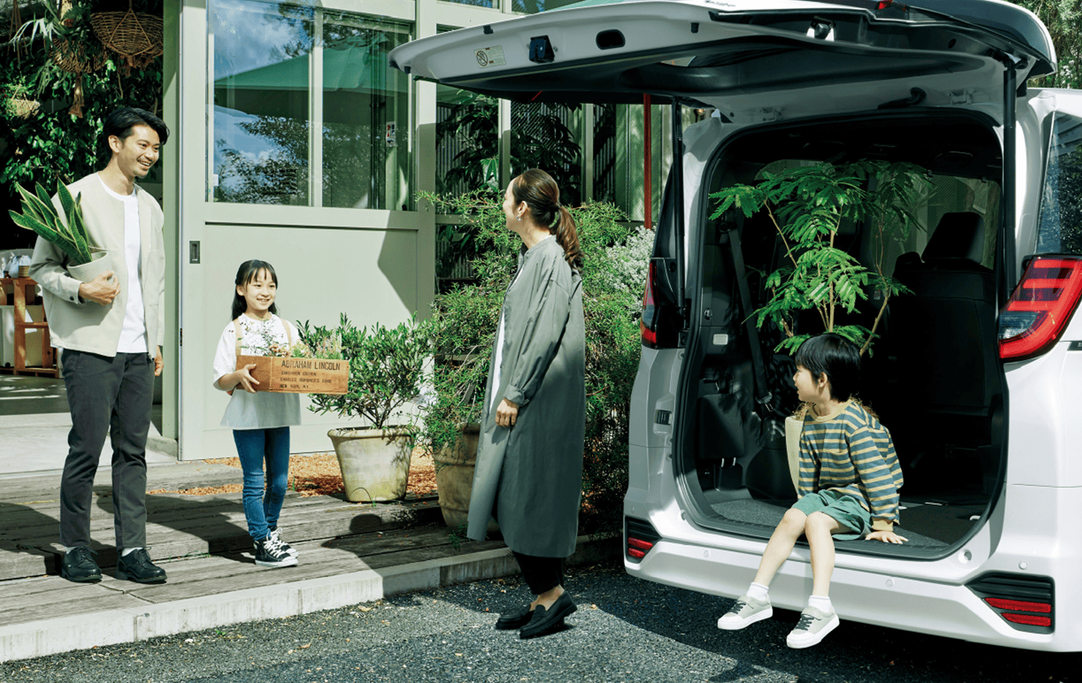 ミニバン ノアの荷室画像
